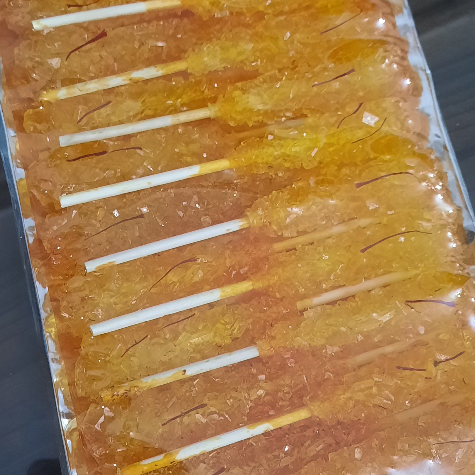 نبات زعفرانی چوبی تازه و خوش رنگ سی عددی، 630 گرمی